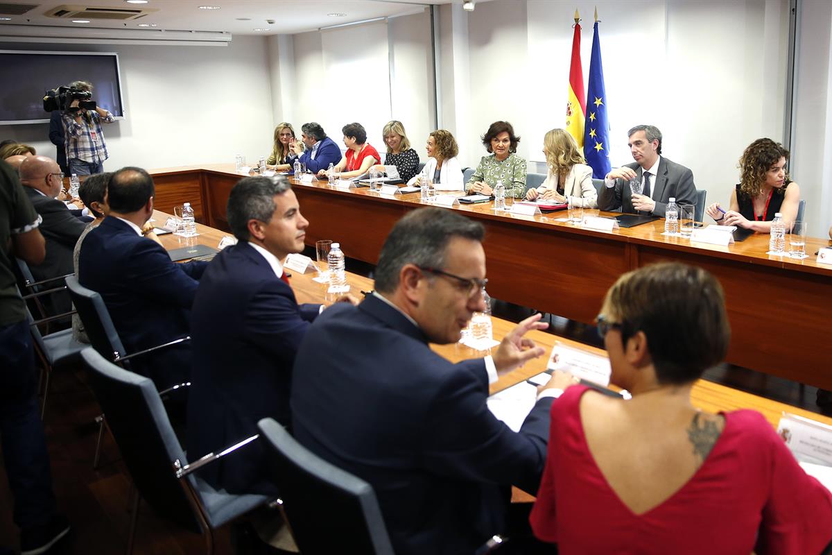 26/06/2018. Carmen Calvo con los delegados de Gobierno en las Comunidades Autónomas. La vicepresidenta del Gobierno, Carmen Calvo, y la mini...