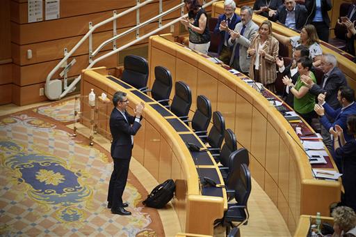 El ministro Félix Bolaños aplaude en el Senado la aprobación de la Ley de Memoria Democrática