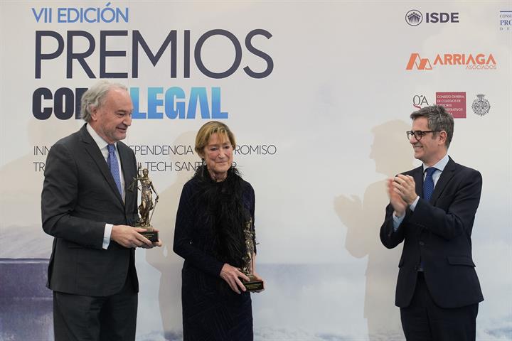 3/12/2024. Félix Bolaños entrega el Premio Especial del Jurado en los VII Premios Confilegal