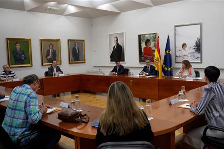 El ministro de la Presidencia, Justicia y Relaciones con las Cortes, Félix Bolaños, junto a las asociaciones de víctimas