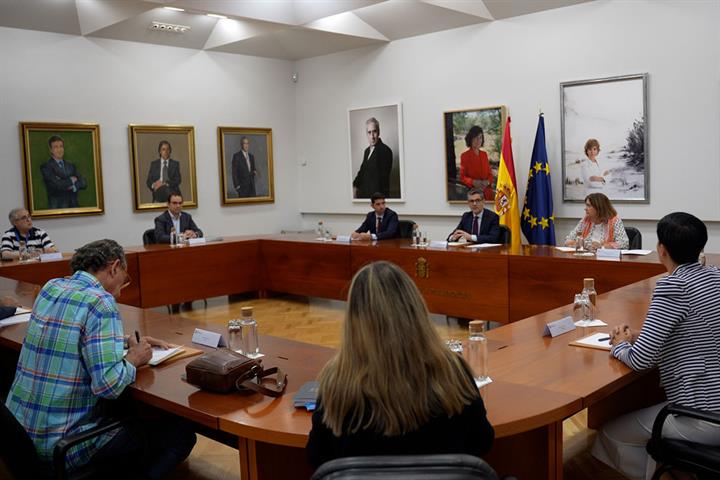 El ministro de la Presidencia, Justicia y Relaciones con las Cortes, Félix Bolaños, junto a las asociaciones de víctimas