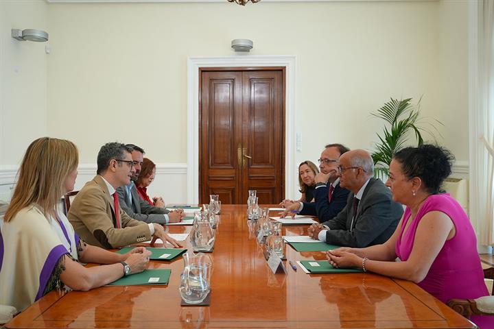 El ministro de la Presidencia, Justicia y Relaciones con las Cortes, Félix Bolaños, junto a los representantes de los graduados 