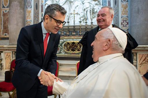 20/10/2024. Bolaños mantiene un breve encuentro con el papa Francisco en la ceremonia de canonización de los mártires de Damasco