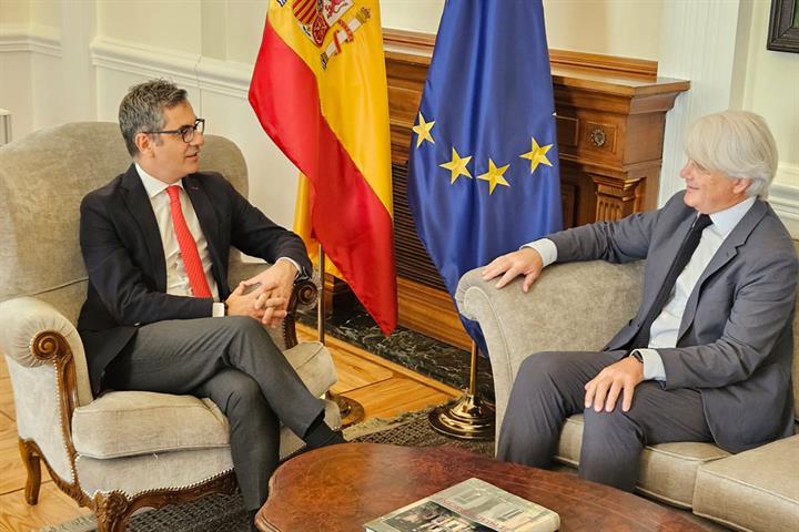 El ministro Félix Bolaños y el nuevo presidente del Consejo General de la Abogacía Española, Salvador González.